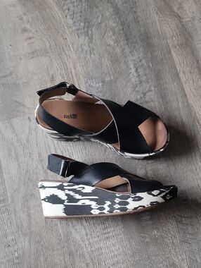 Women's Size 6.5 Clarks Black Crisscross Wedge Sandals